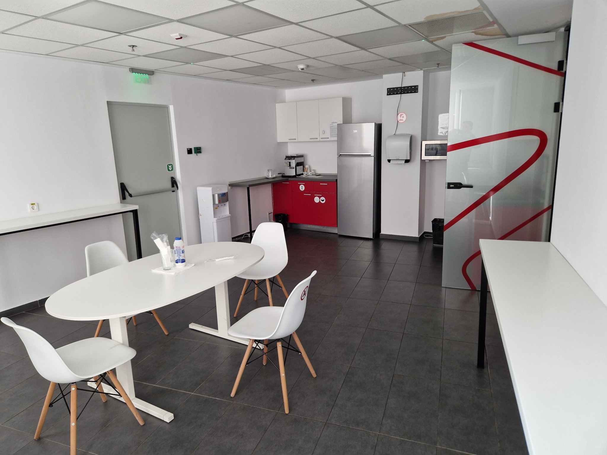 Bucatarie si zona de relaxare Ready Office